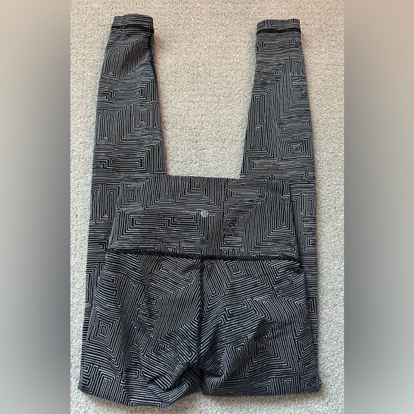 Lululemon Geometric Patterned Leggings Black and White Size 4 - Picture 6 of 10